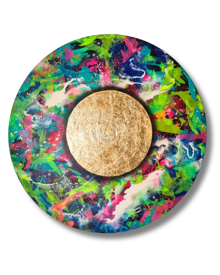 Runde moderne Kunstscheibe mit einem zentralen goldenen Kreis und einem multicolorigen Hintergrund aus lebhaften Pinselstrichen und Spritzern in Grün, Blau, Pink und Weiß.